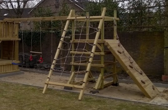 Affenschaukel mit Kletterturm