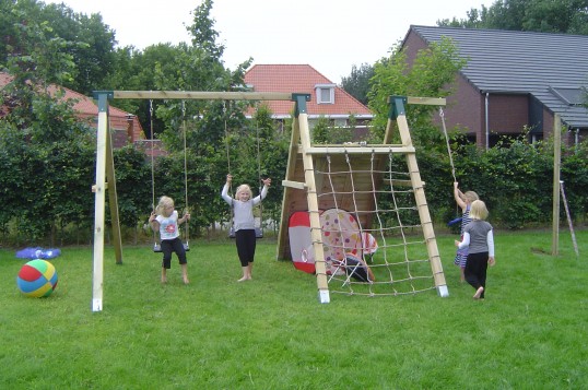 Doppelschaukel mit Kletterwand und Kletternetz