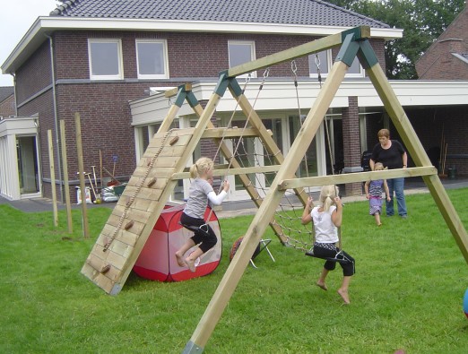 Doppelschaukel mit Kletterwand und Kletternetz