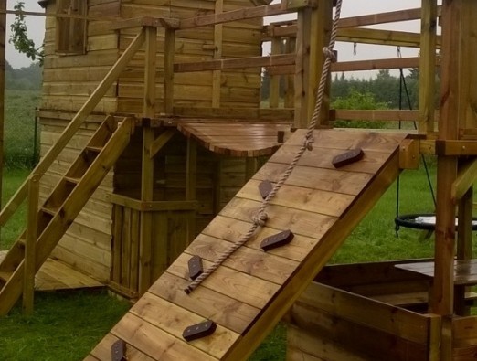 Kletterrampe mit Holzblocken