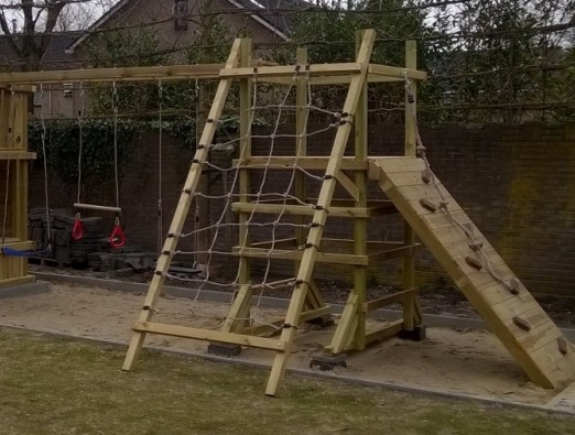 Affenschaukel mit Kletterturm