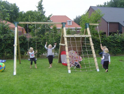 Doppelschaukel mit Kletterwand und Kletternetz